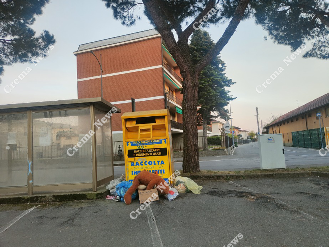 Agnadello - Cassonetti=maleducati