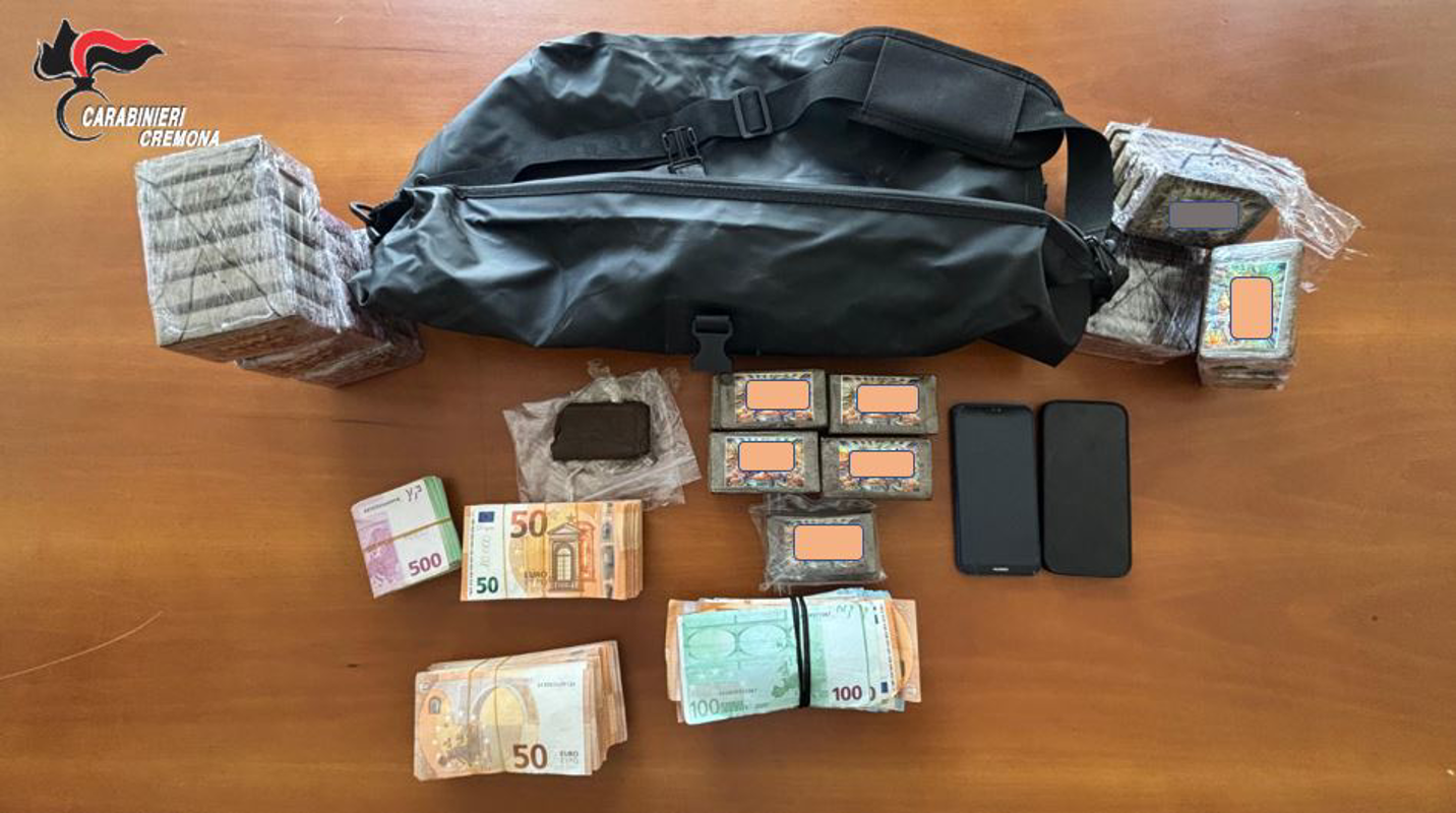 Dovera - Due chili di hashish