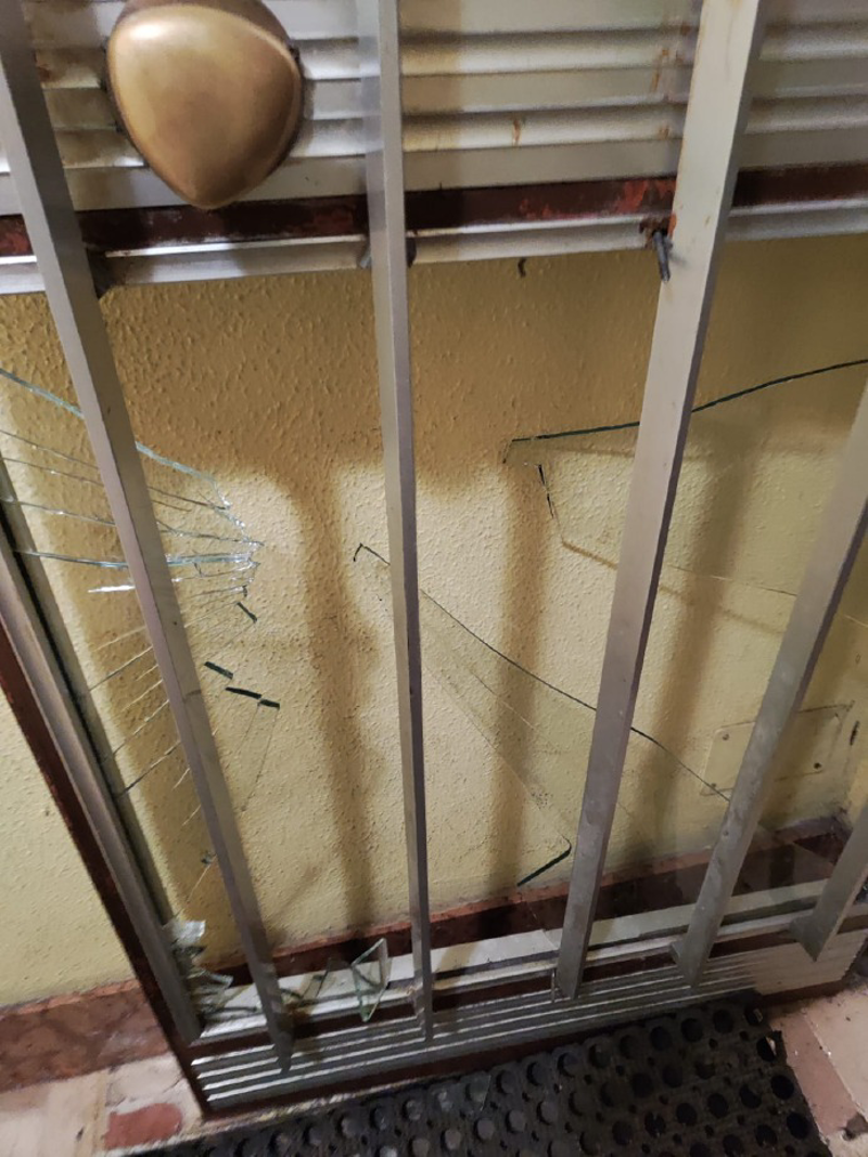 Crema - Abbatte la porta e si ferisce