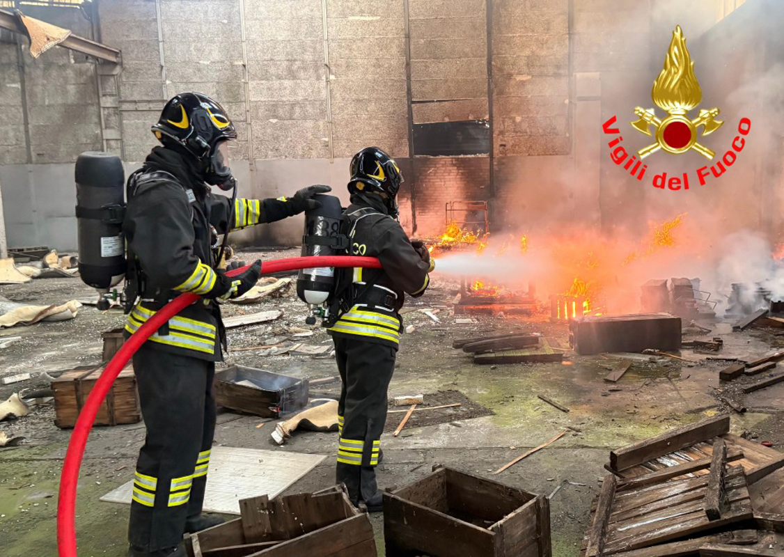 Crema - Fiamme nell'ex Ferriera