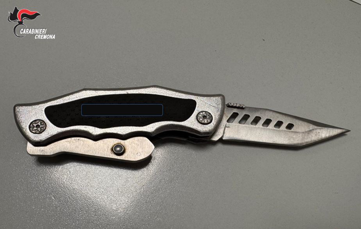 Bagnolo - Ragazzo col coltello