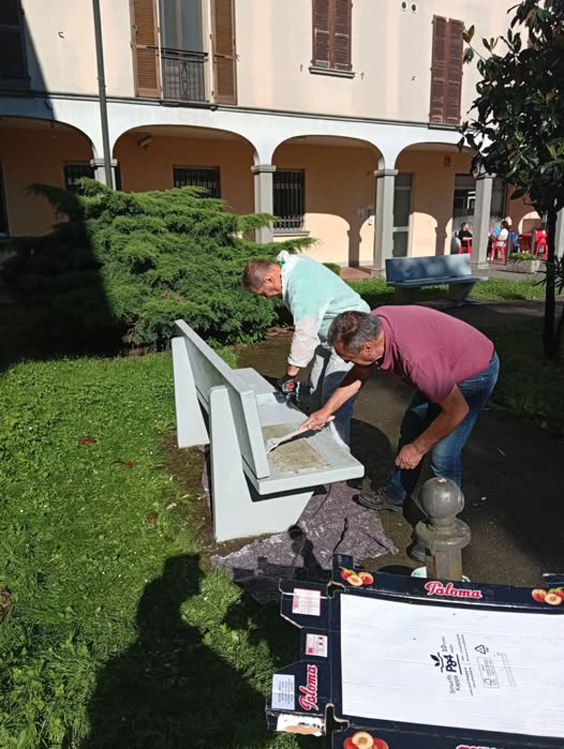 Agnadello -Tinteggiate le panchine