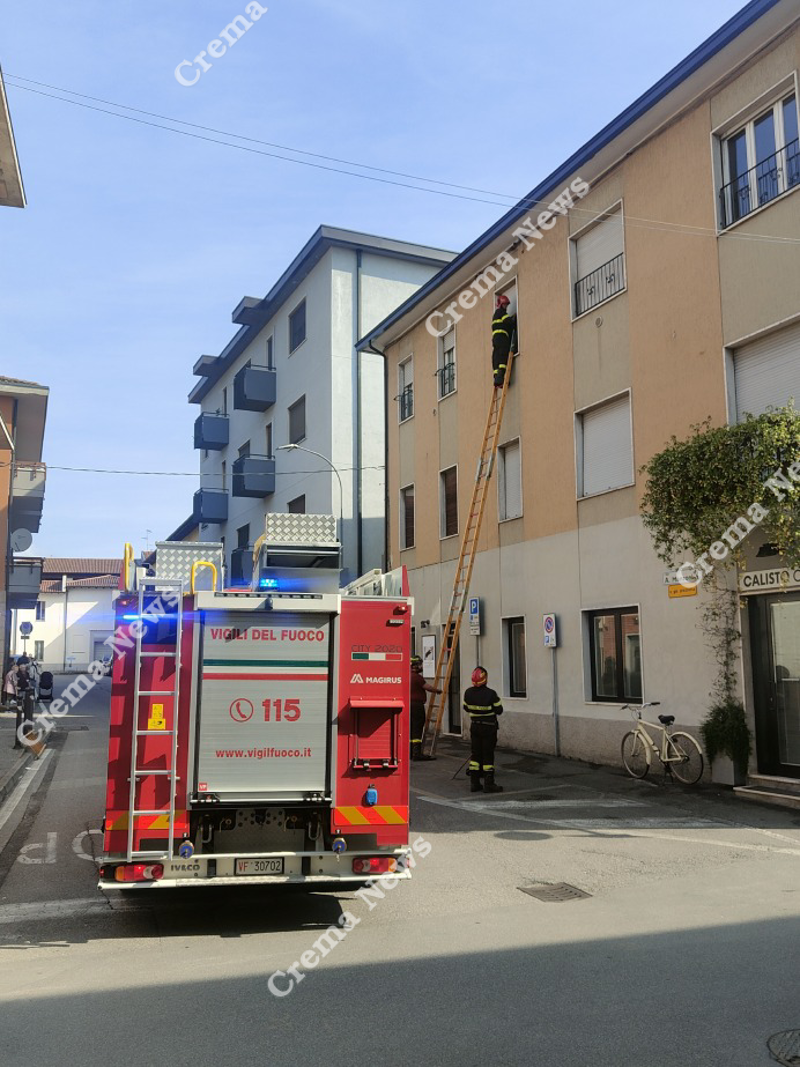 Vailate - Cade in casa, aiutato dai pompieri