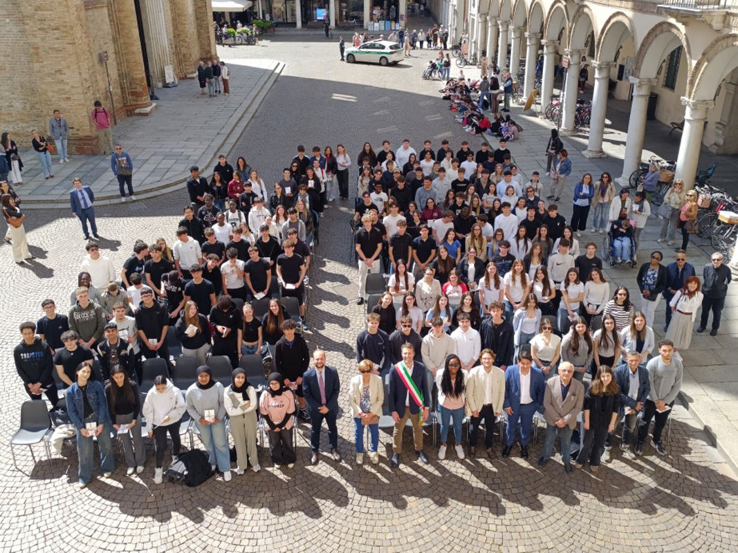 Crema - In piazza Duomo 18enni e Costituzione