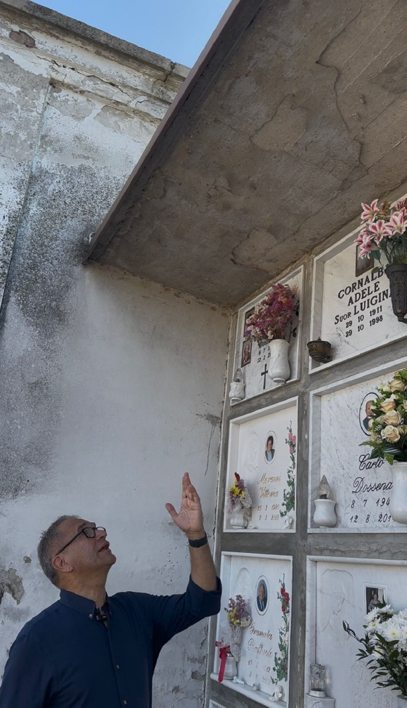 Pandino - Incuria ed erba alta nei cimiteri