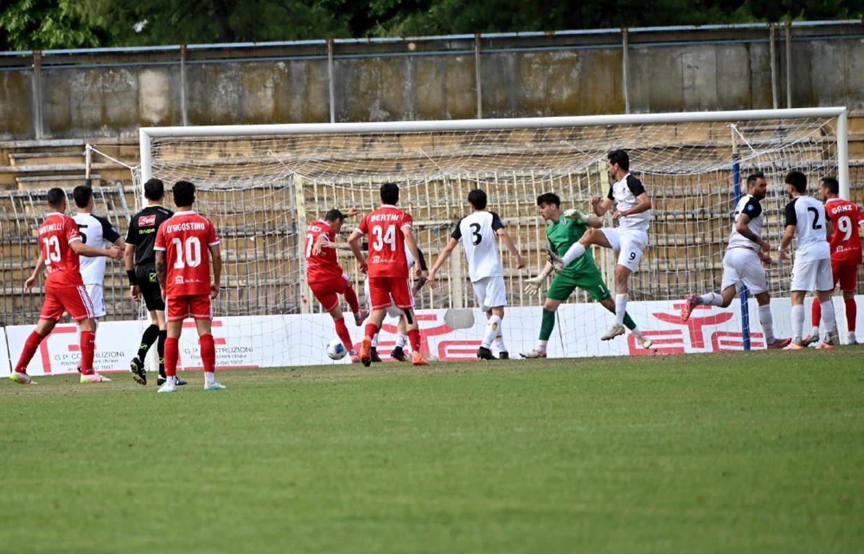 Calcio - Ne resterà una sola