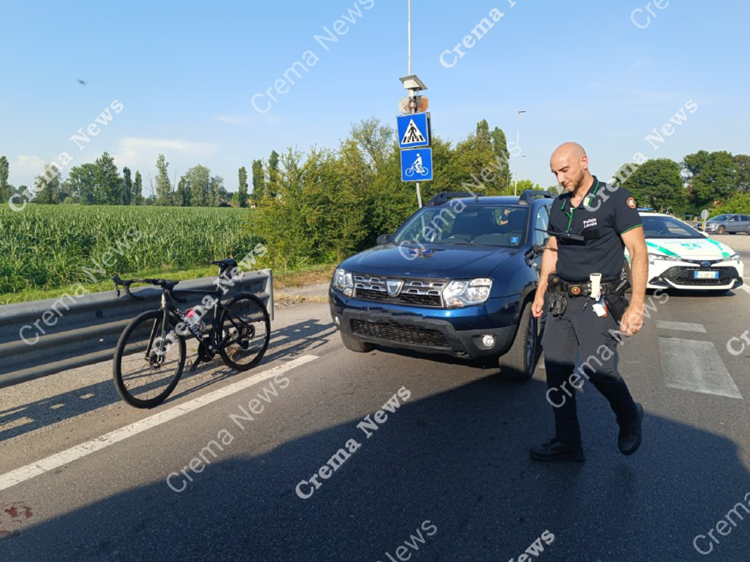 Crema - Malore, ciclista cade a terra