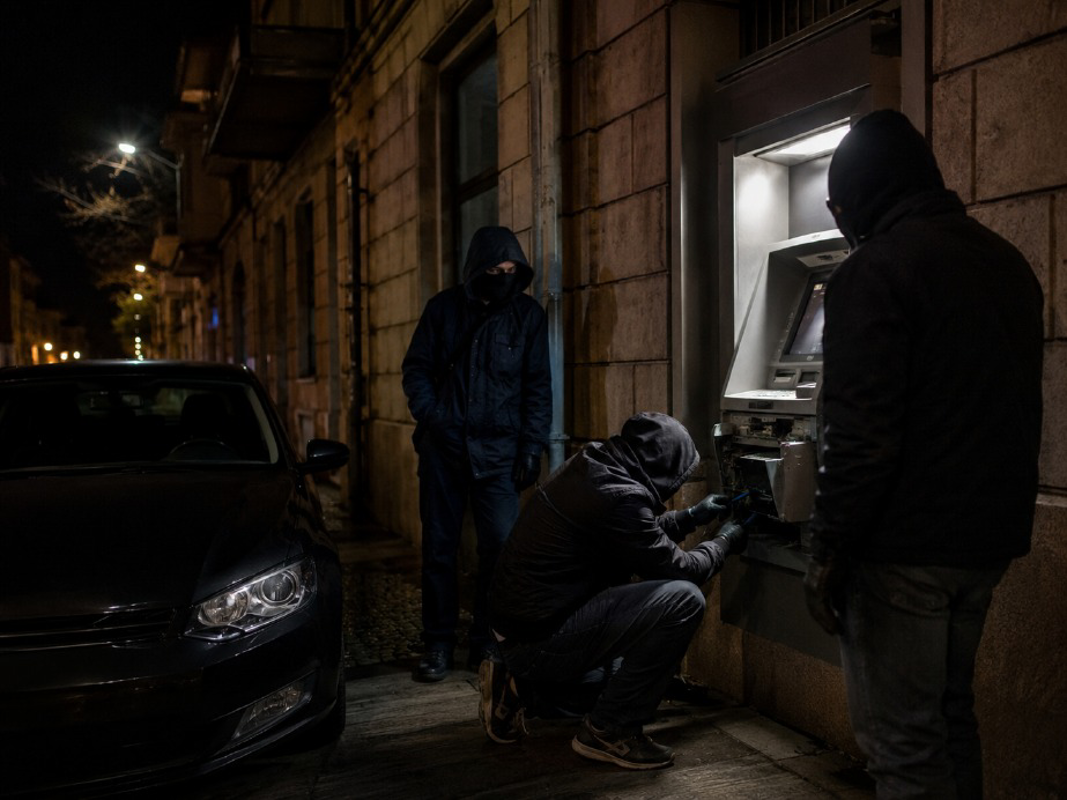 Dal territorio - Fallisce assalto albancomat 