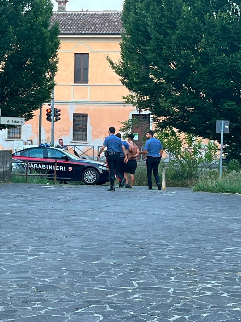 Crema - Carabinieri in piazza Di Rauso
