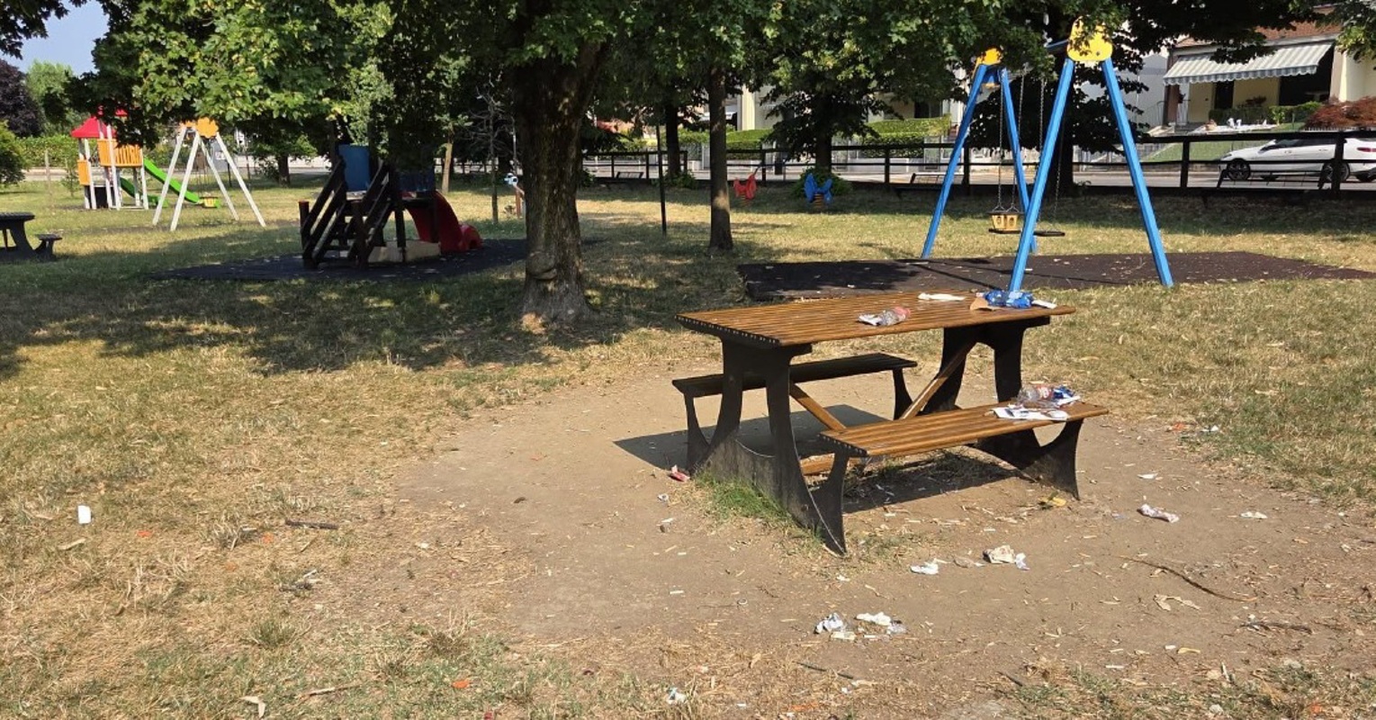 Spino - Inciviltà al parco di via Olanda
