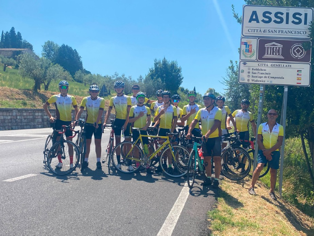 Crema - Ad Assisi in bici, col don