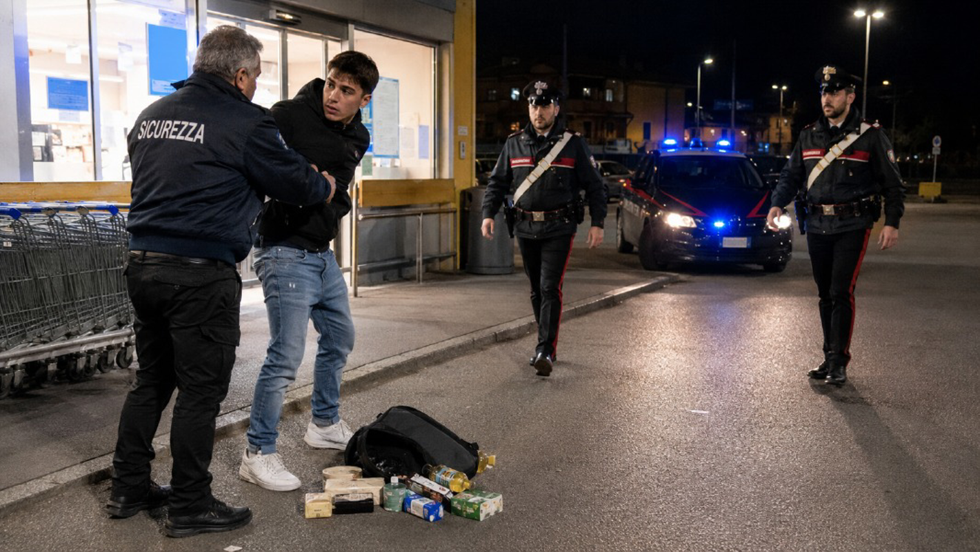 Dal territorio - Tenta il furto e si scaglia contro il vigilante