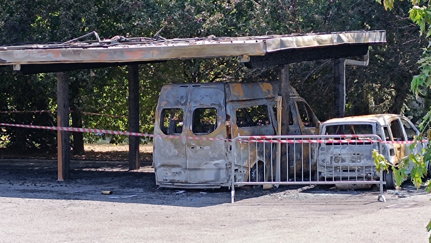 Palazzo Pignano - Gravi danni per un incendio nel piazzale del comune
