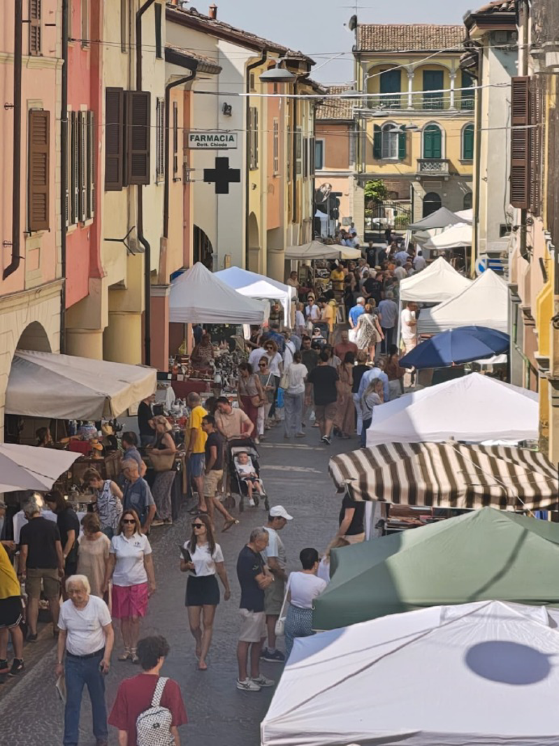 Castelleone - Il mercatino fa i conti col gran caldo 