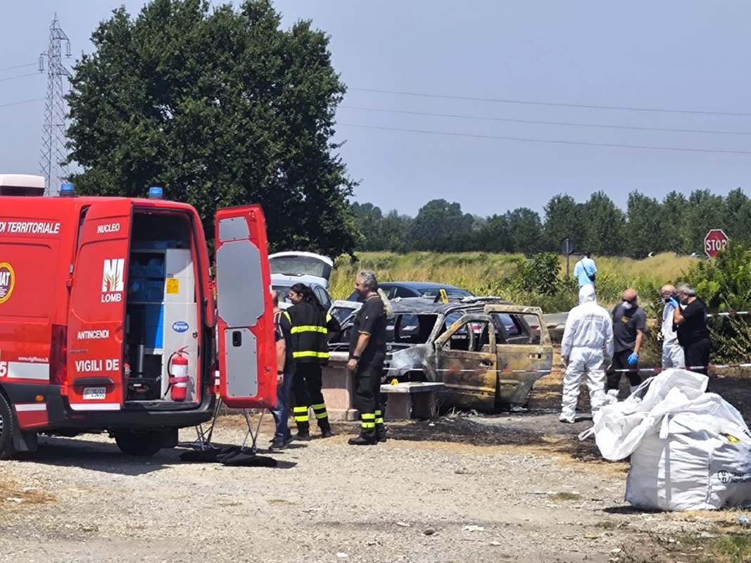 Castelnuovo Bocca d'Adda - Auto in fiamme con dentro una persona 