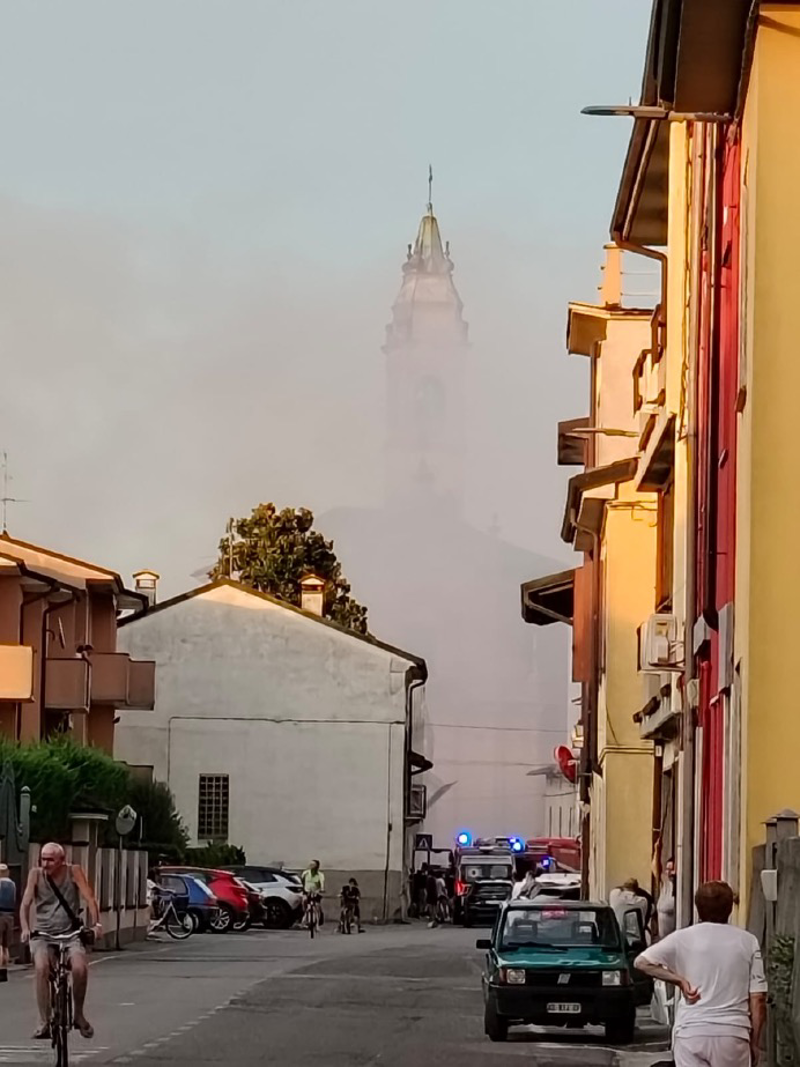 Trescore - Auto a fuoco in piazza