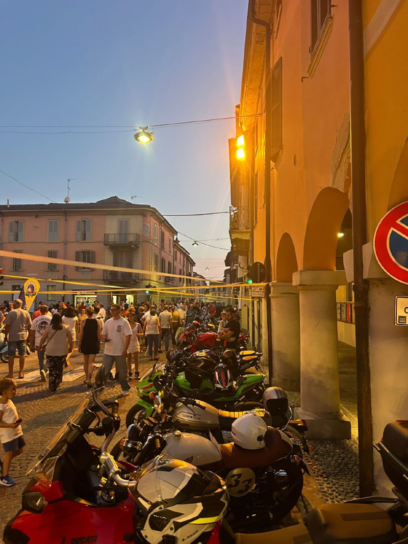 Castelleone - Il centro storico invaso dalle moto
