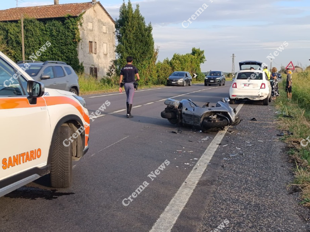 Castelleone - Fiat 500 prende uno scooter