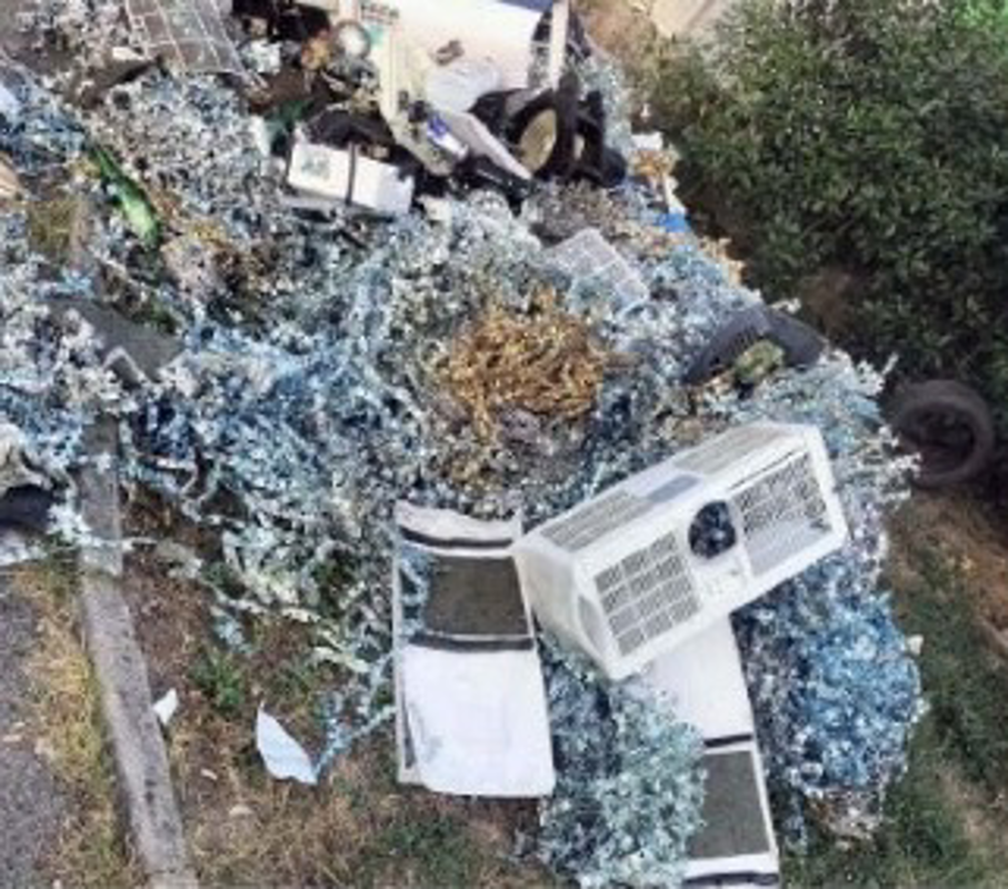 Casaletto Vaprio - Rottami davanti alla discarica