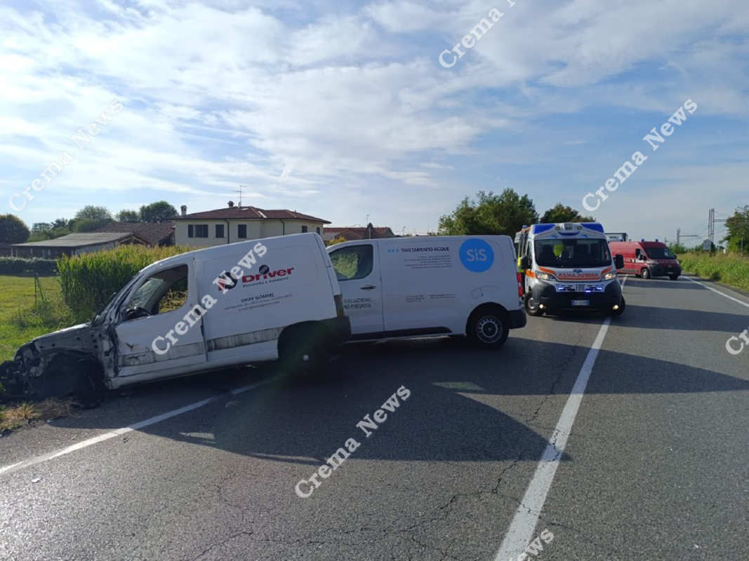 Madignano - Furgone contromano: quattro coinvolti