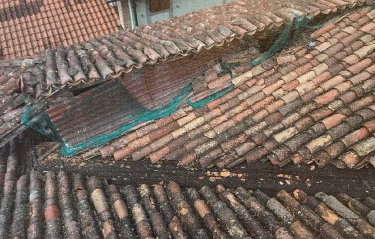Dal territorio - Tetto della chiesa fa acqua