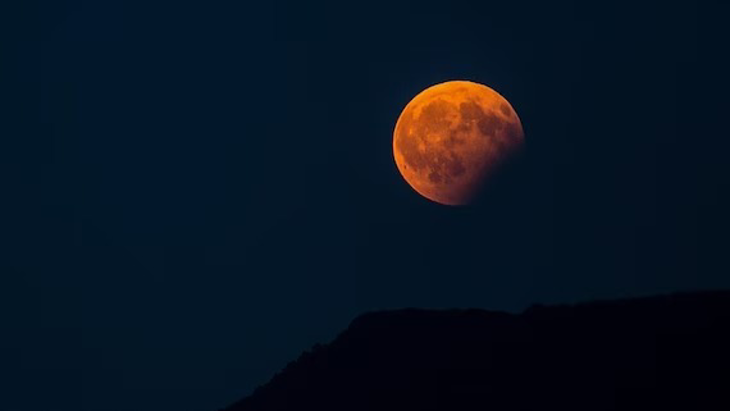 Crema - Eclissi di luna all'alba