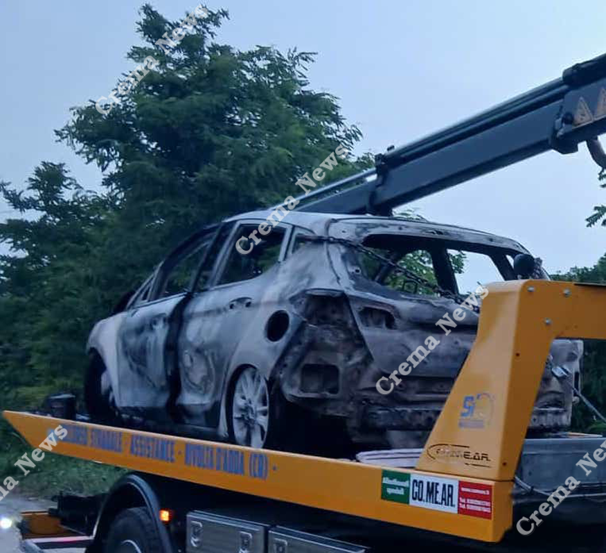 Spino d'Adda - Rubano e bruciano un'auto