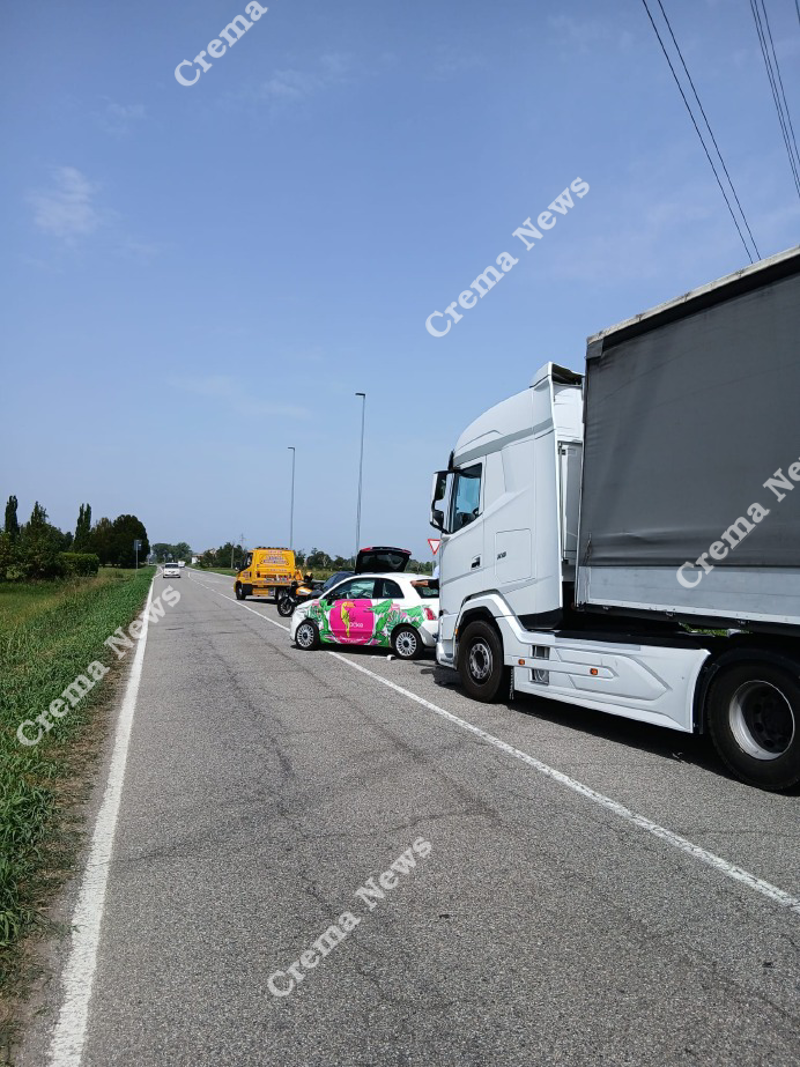 Rivolta d'Adda - Non ha visto il Tir...