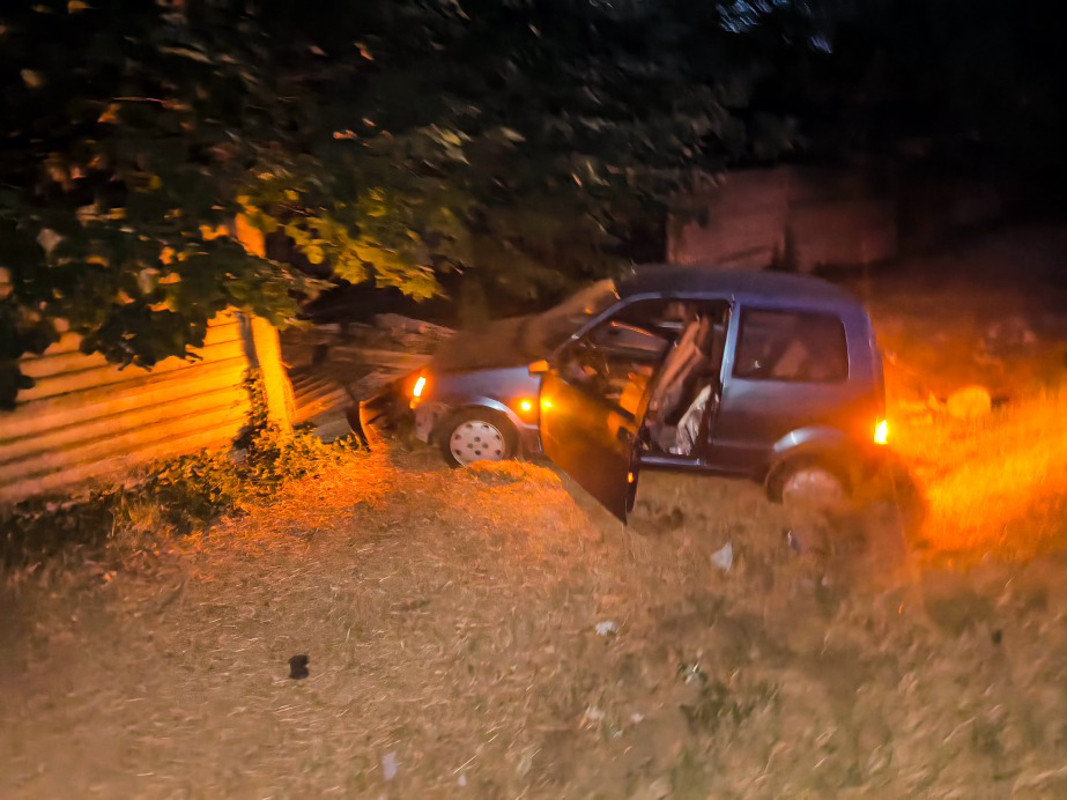 Rivolta d'Adda - Auto sfonda una recinzione