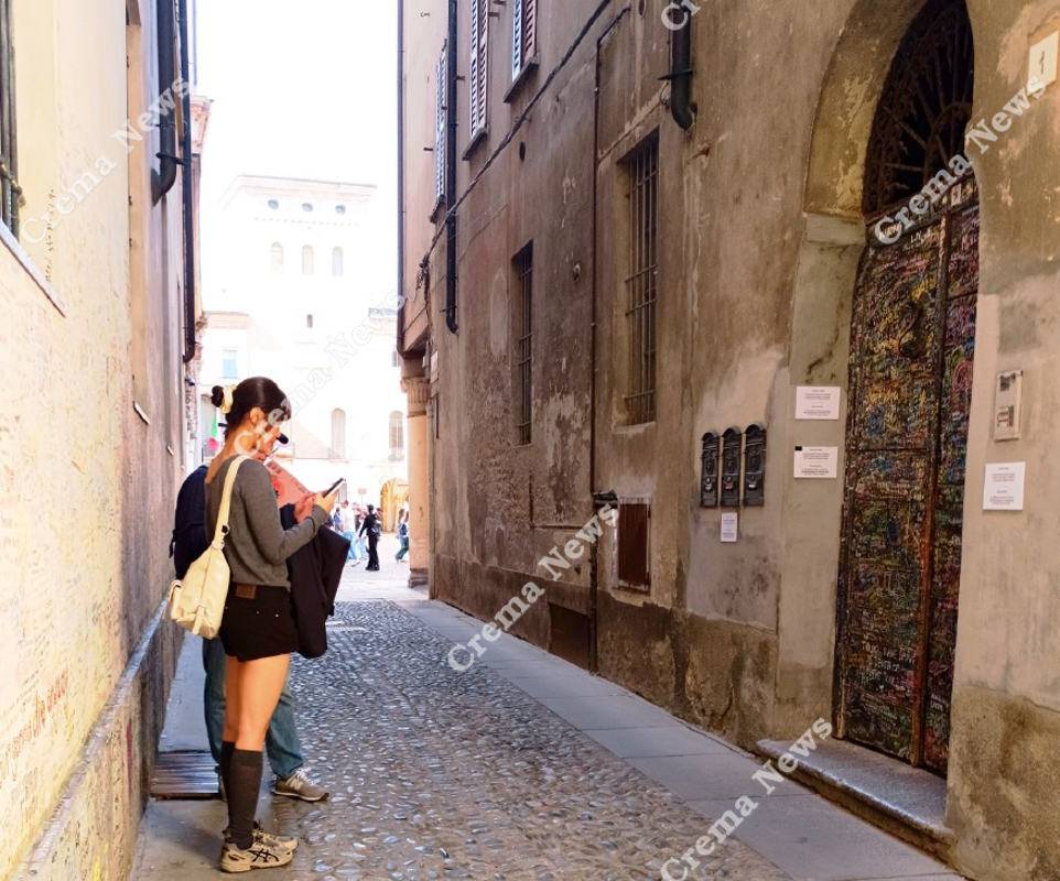 Crema -  Firme su muro e portone? Pagateci i danni