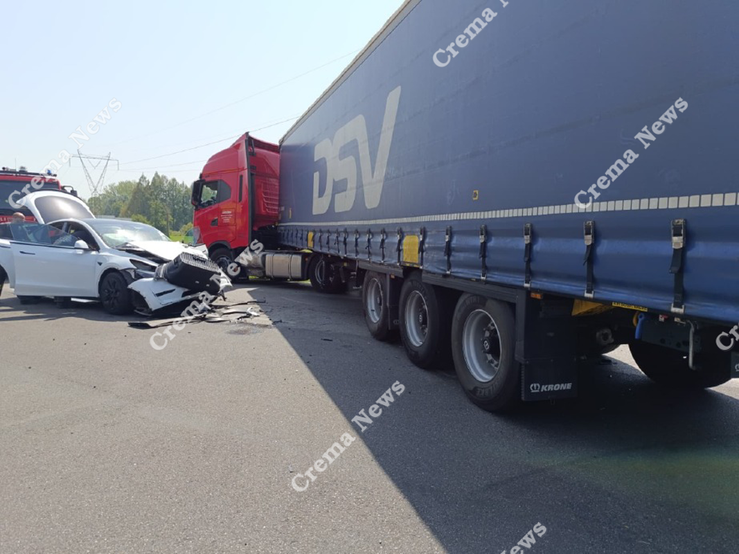 Bagnolo - Tesla centra un Tir
