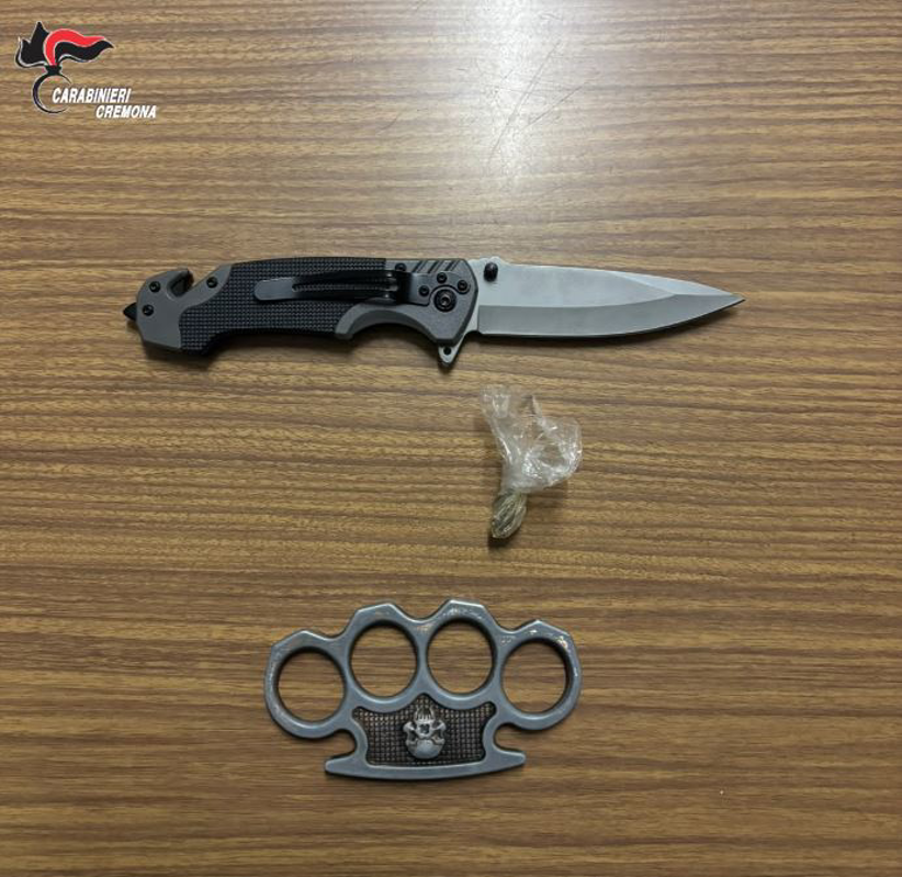 Rivolta d'Adda - Coltello e tirapugni, giovani denunciati