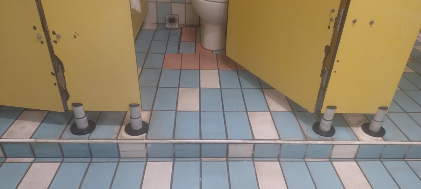 Crema -  Piscina, piove dal tetto